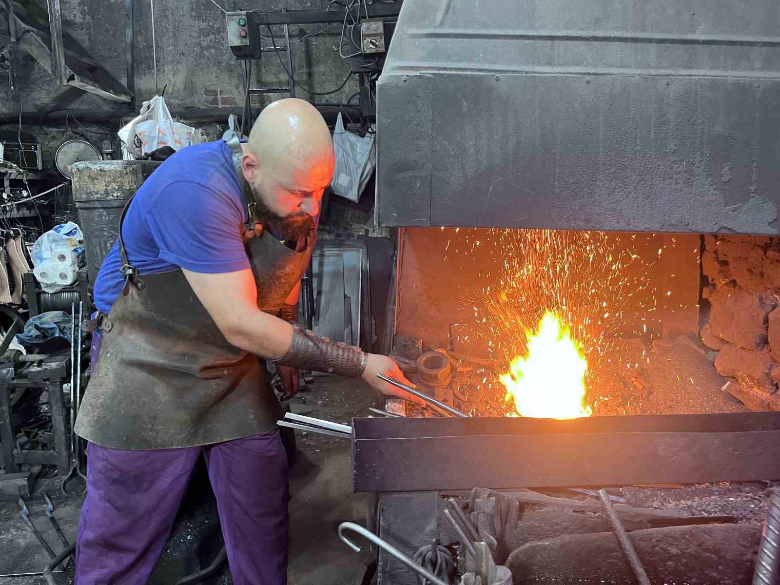 Y&uuml;ksek ısıya maruz kalan ustalar ekmek m&uuml;cadelesi veriyor
