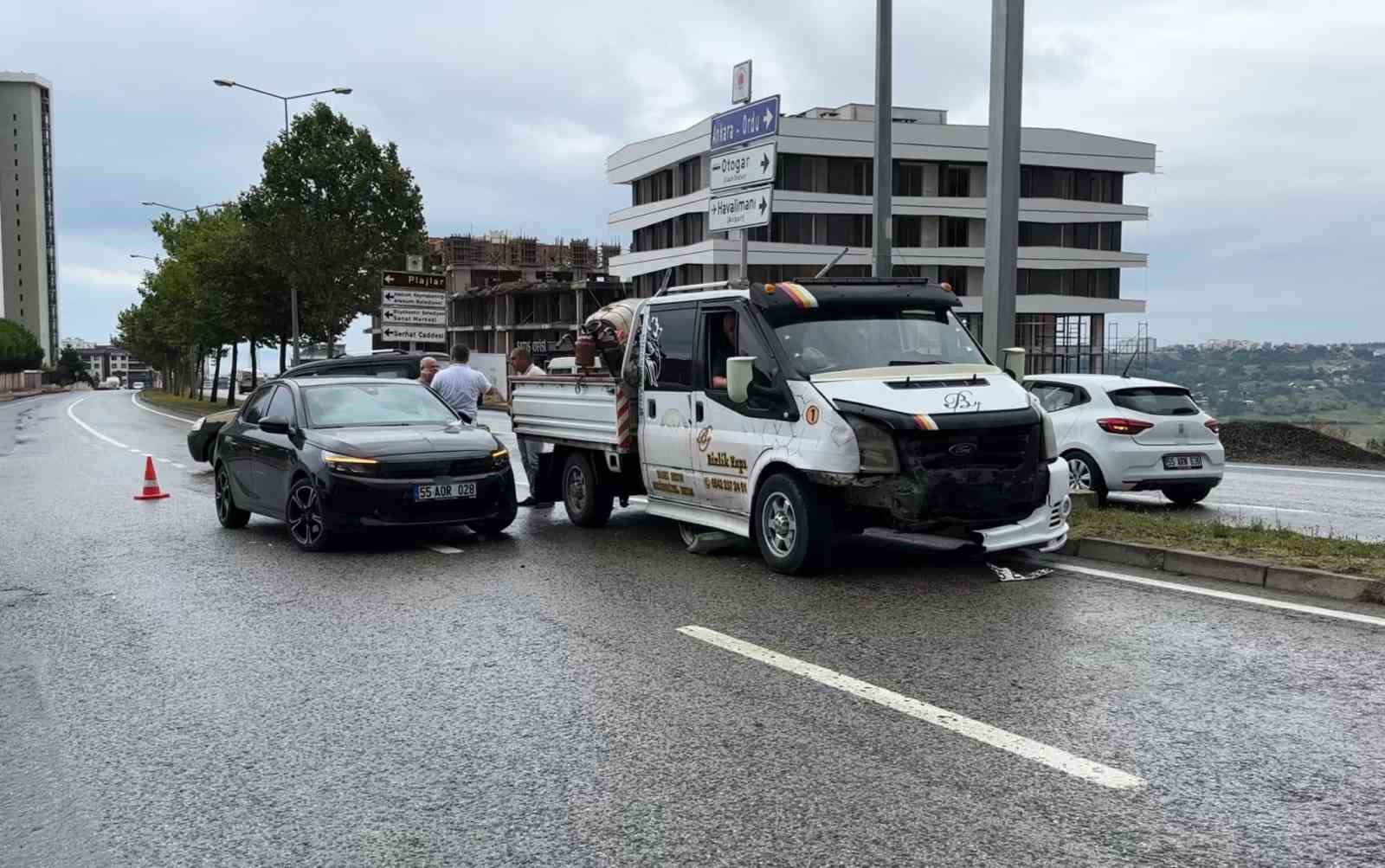 Samsun’da kamyonet ile otomobil çarpıştı: 3 yaralı