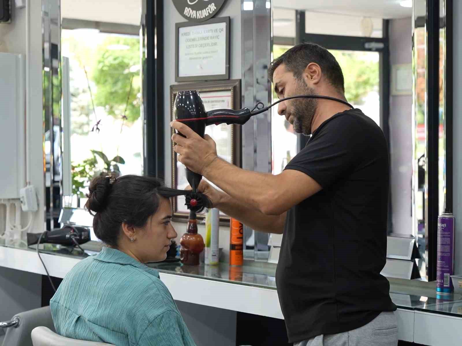 Boğazına şeker ka&ccedil;an &ccedil;ocuğu kuaf&ouml;r &rsquo;heimlich&rsquo; manevrasıyla kurtardı
