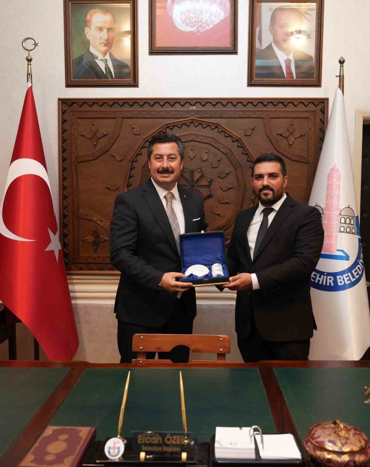 Başkan Ercan &Ouml;zel &uuml;lk&uuml;c&uuml; gen&ccedil;likle omuz omuza
