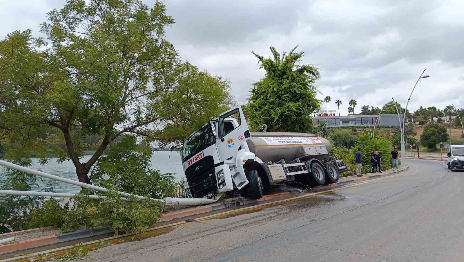İtfaiyeye ait su tankeri kontrolden çıktı, önce ağaca sonra elektrik direğine çarptı
