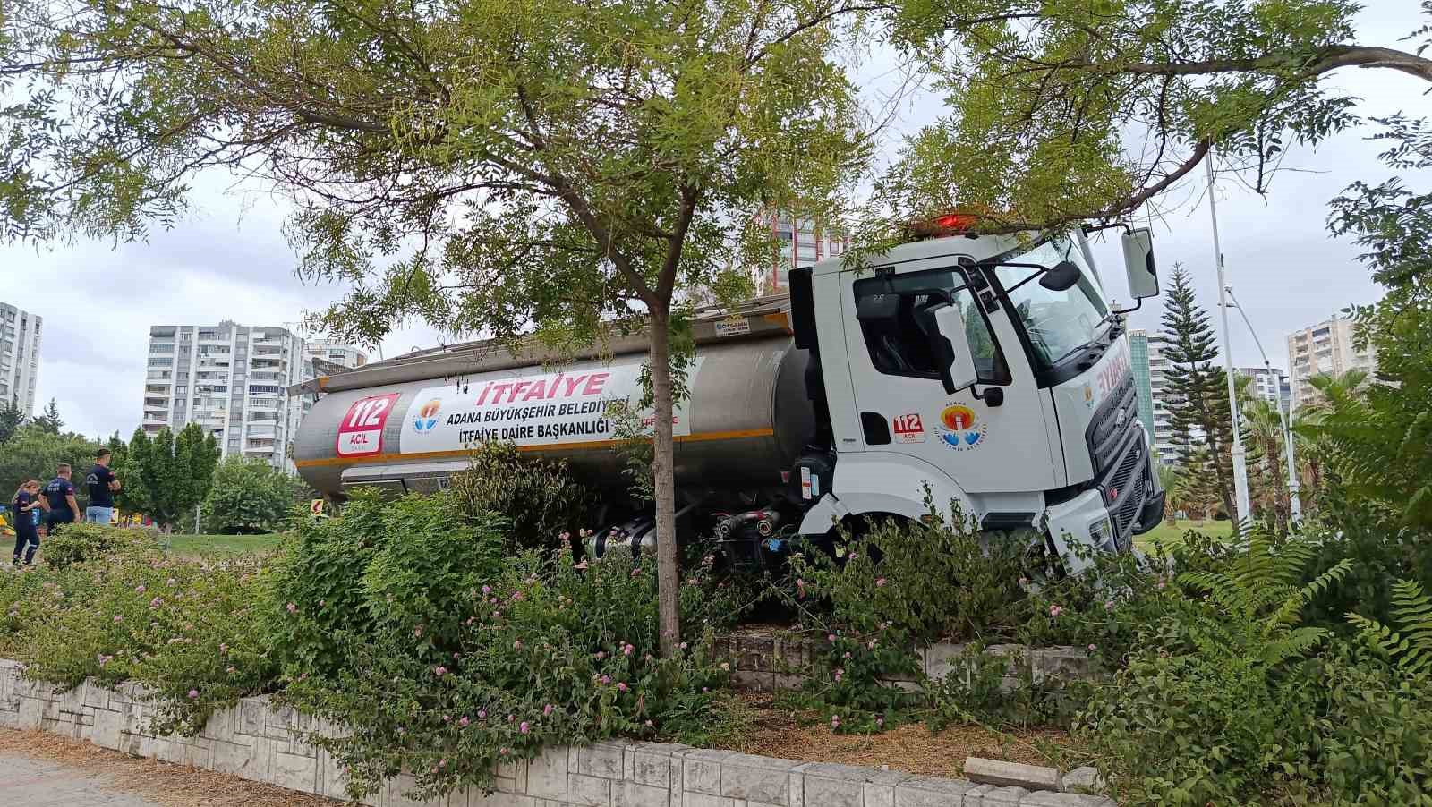 İtfaiyeye ait su tankeri kontrolden çıktı, önce ağaca sonra elektrik direğine çarptı