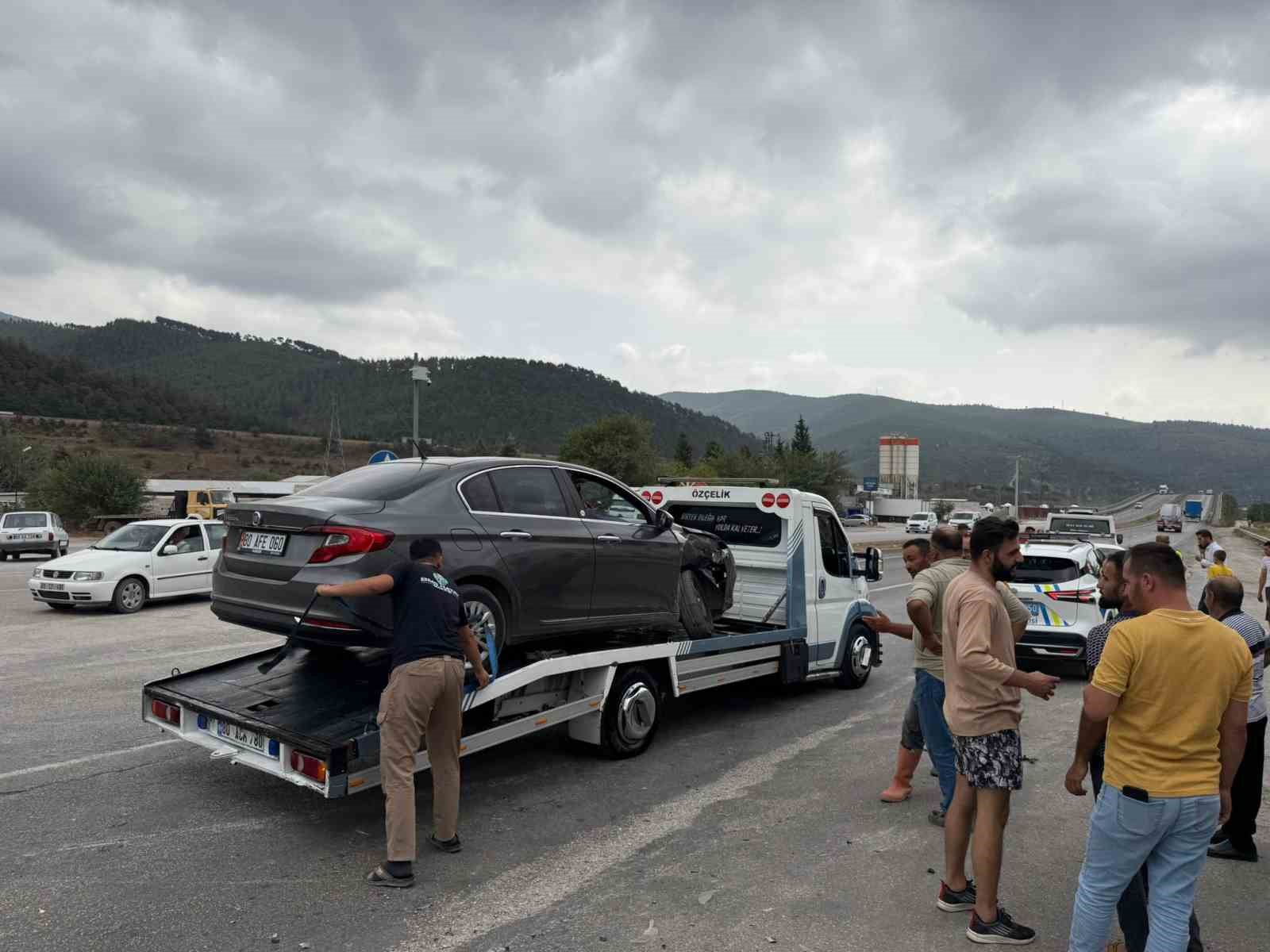 Osmaniye’de iki otomobil çarpıştı: 3 yaralı