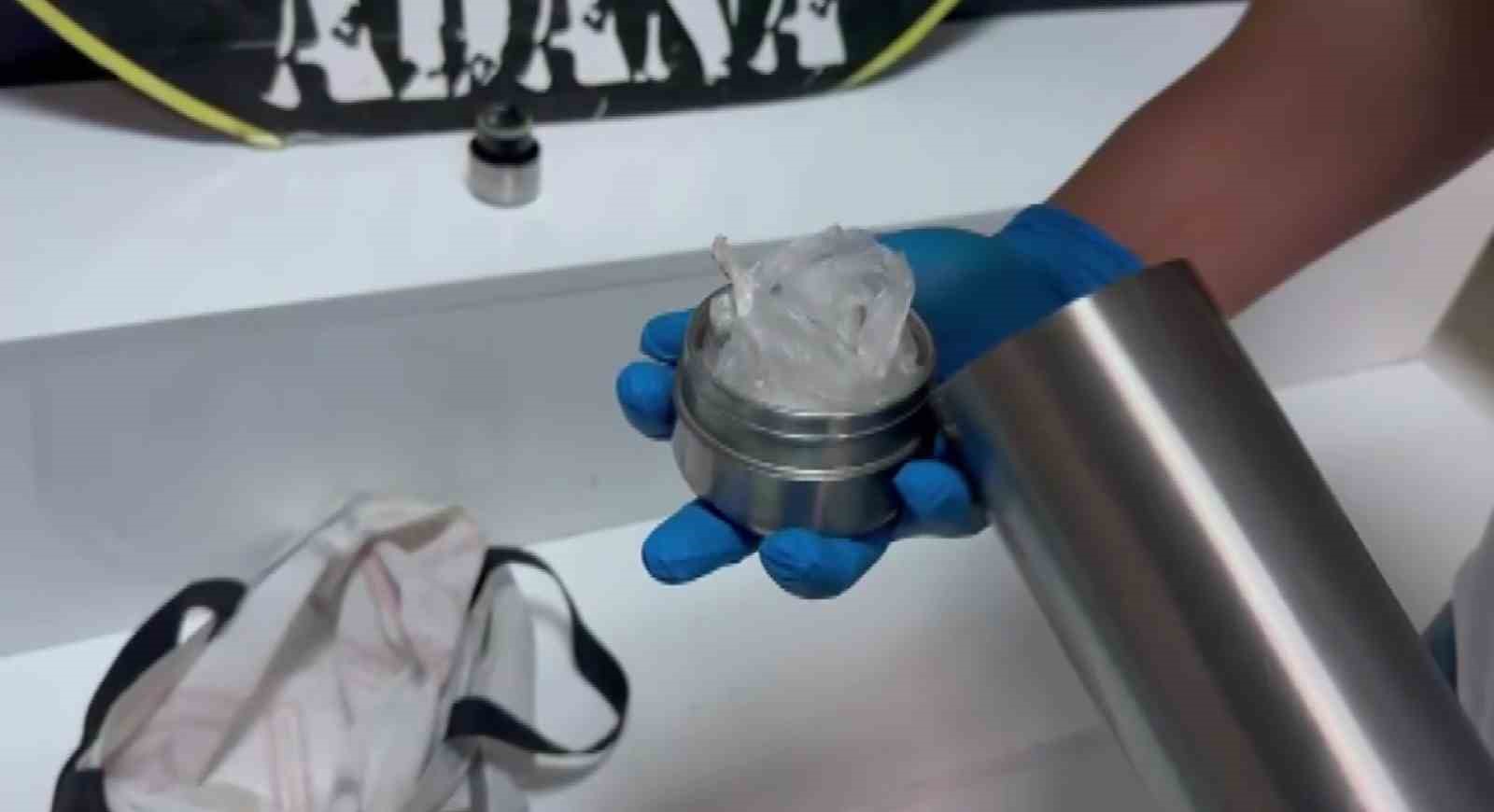 Termosa zulaladığı uyuşturucuyu polis buldu, ’içiciyim’ savunması yaptı