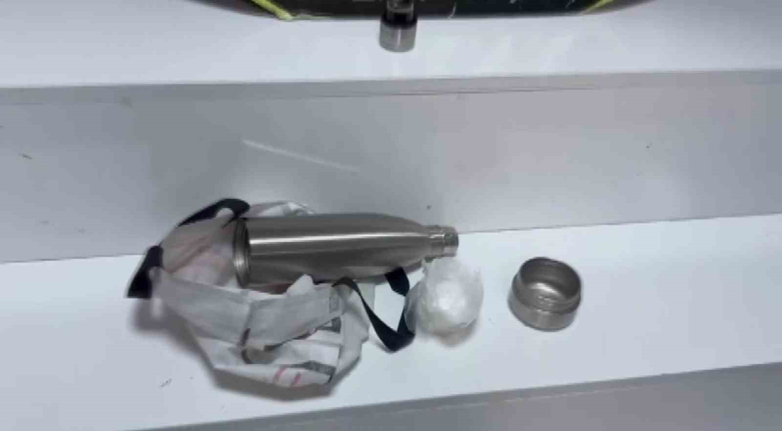 Termosa zulaladığı uyuşturucuyu polis buldu, &rsquo;i&ccedil;iciyim&rsquo; savunması yaptı
