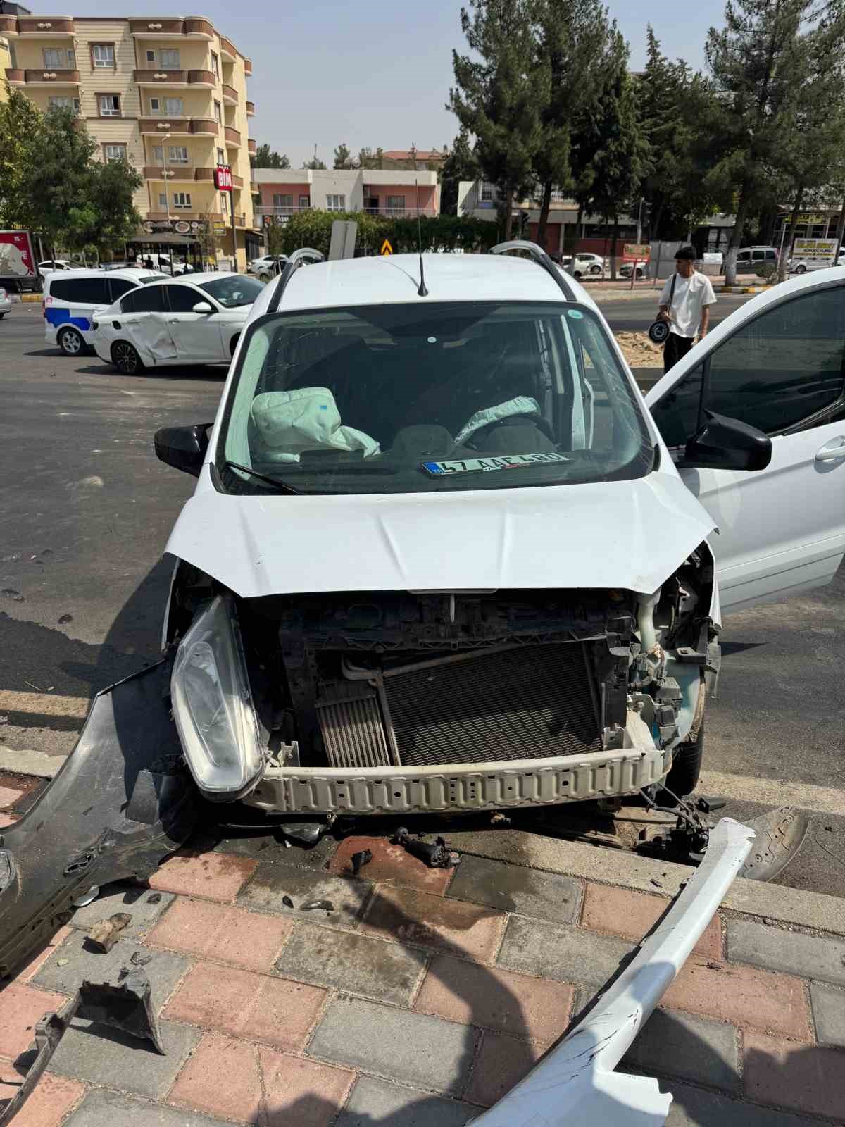 Batman&rsquo;da iki ara&ccedil; &ccedil;arpıştı: 2 yaralı
