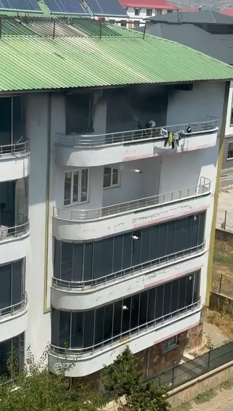 Bing&ouml;l&rsquo;de apartman yangını
