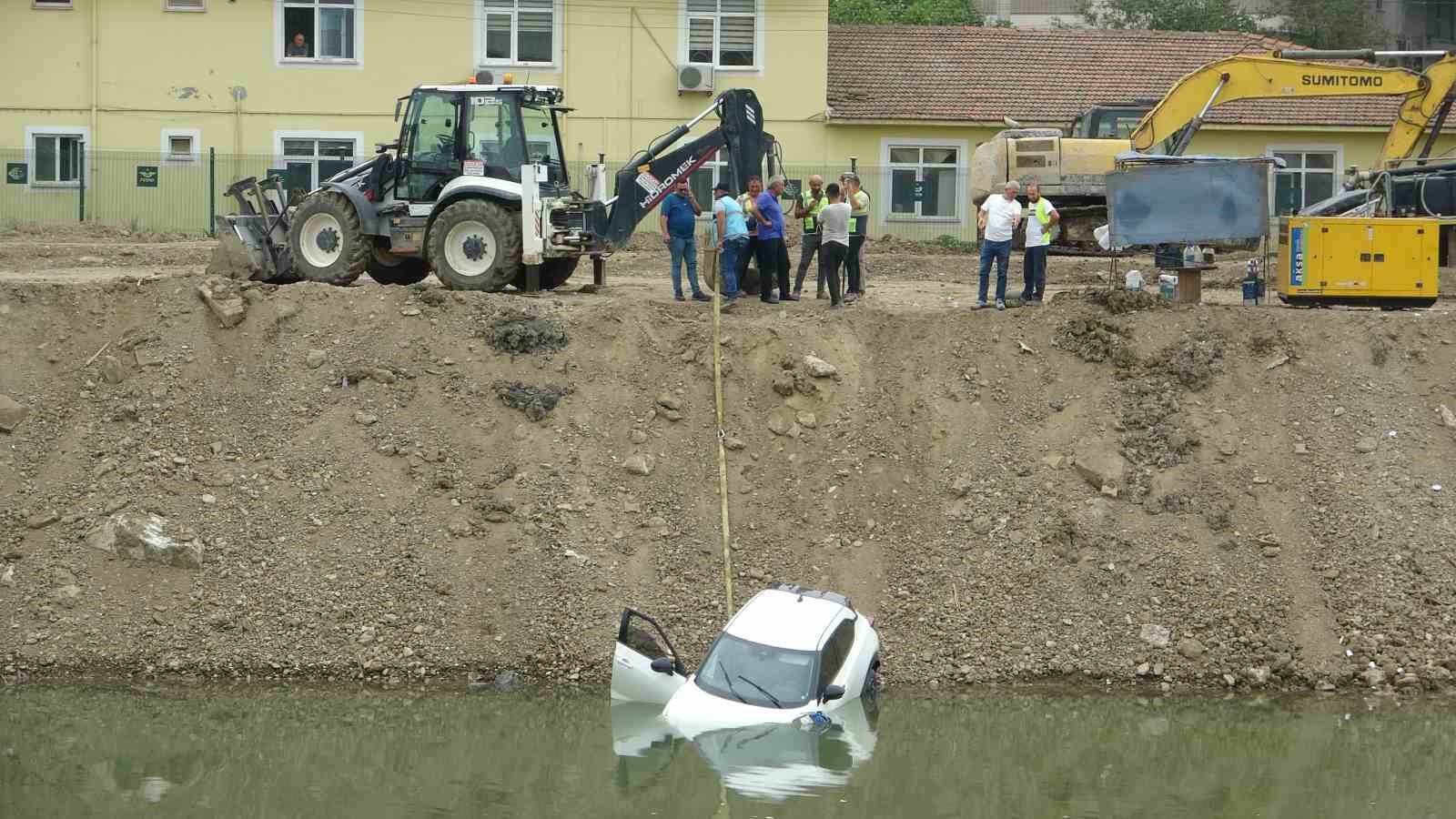 Samsun’da SUV araç ırmağa düştü, 3 kişi ölümden döndü