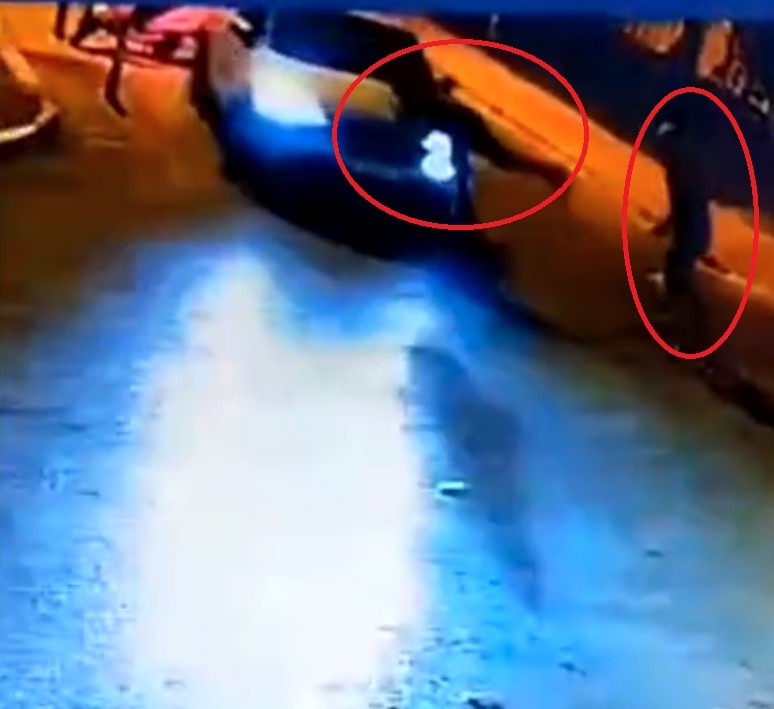 Denetimi görünce kaçan alkollü sürücü, önüne çıkan polislere çarpıp kaçtı