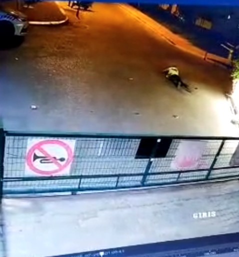 Denetimi g&ouml;r&uuml;nce ka&ccedil;an alkoll&uuml; s&uuml;r&uuml;c&uuml;, &ouml;n&uuml;ne &ccedil;ıkan polislere &ccedil;arpıp ka&ccedil;tı
