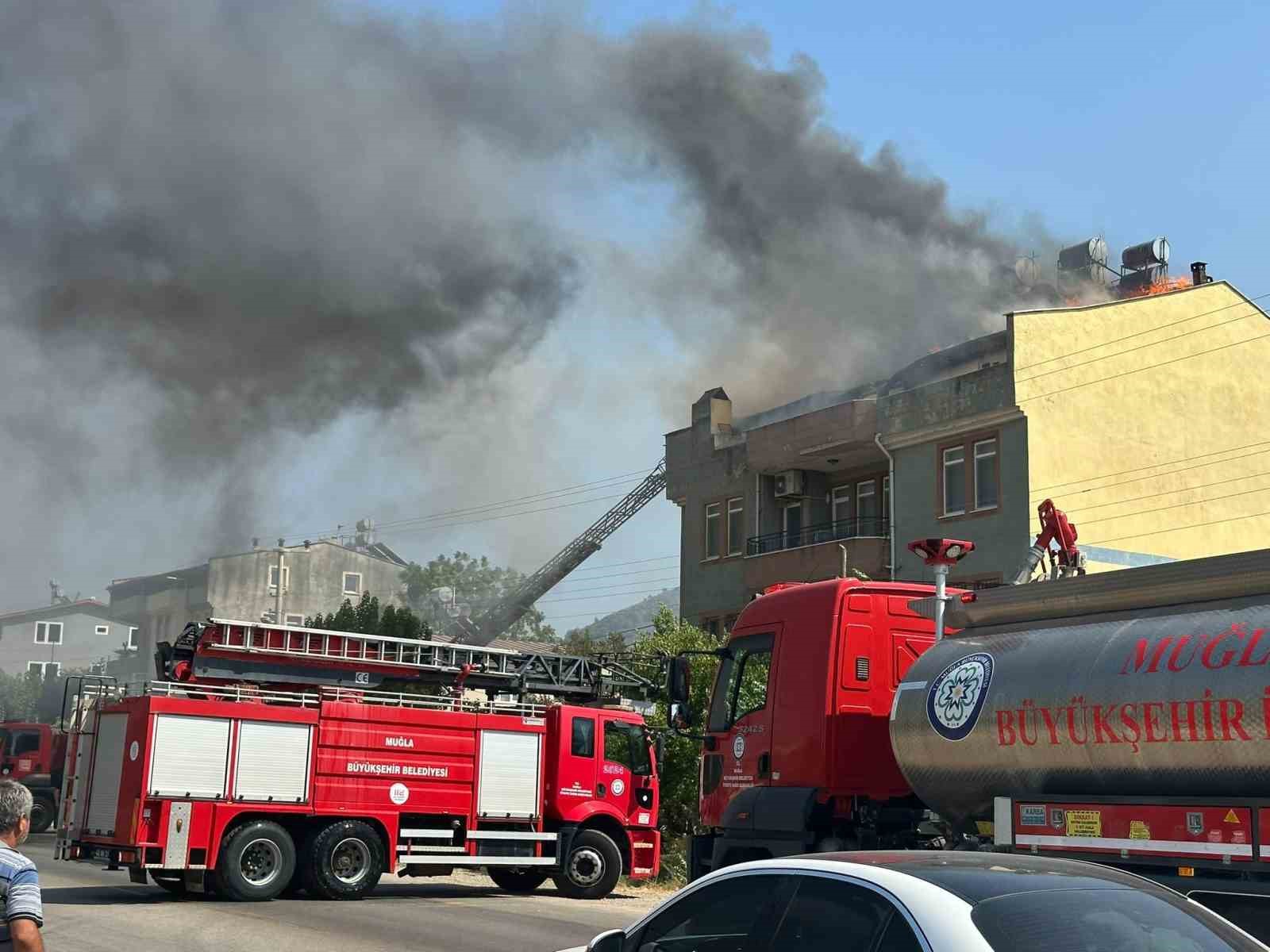 Fethiye’de çatı katı alevlere teslim oldu