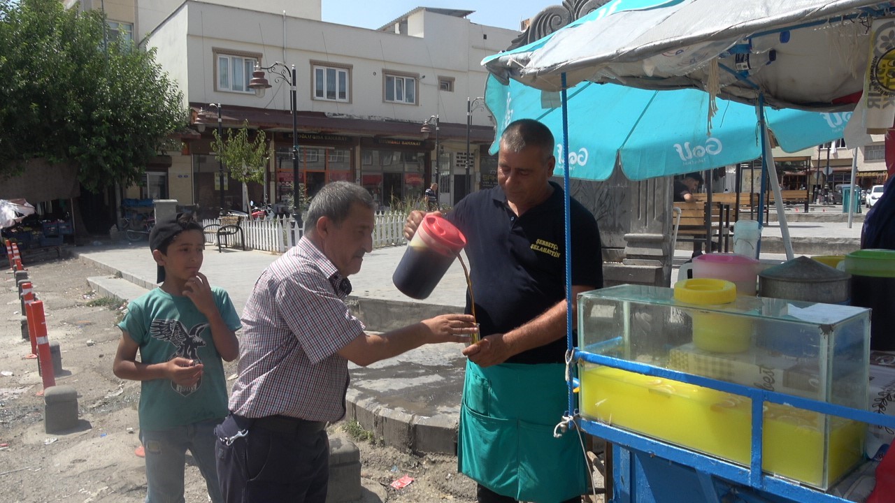 Kilis’te sıcak havalarda meyan kökü şerbetine yoğun ilgi