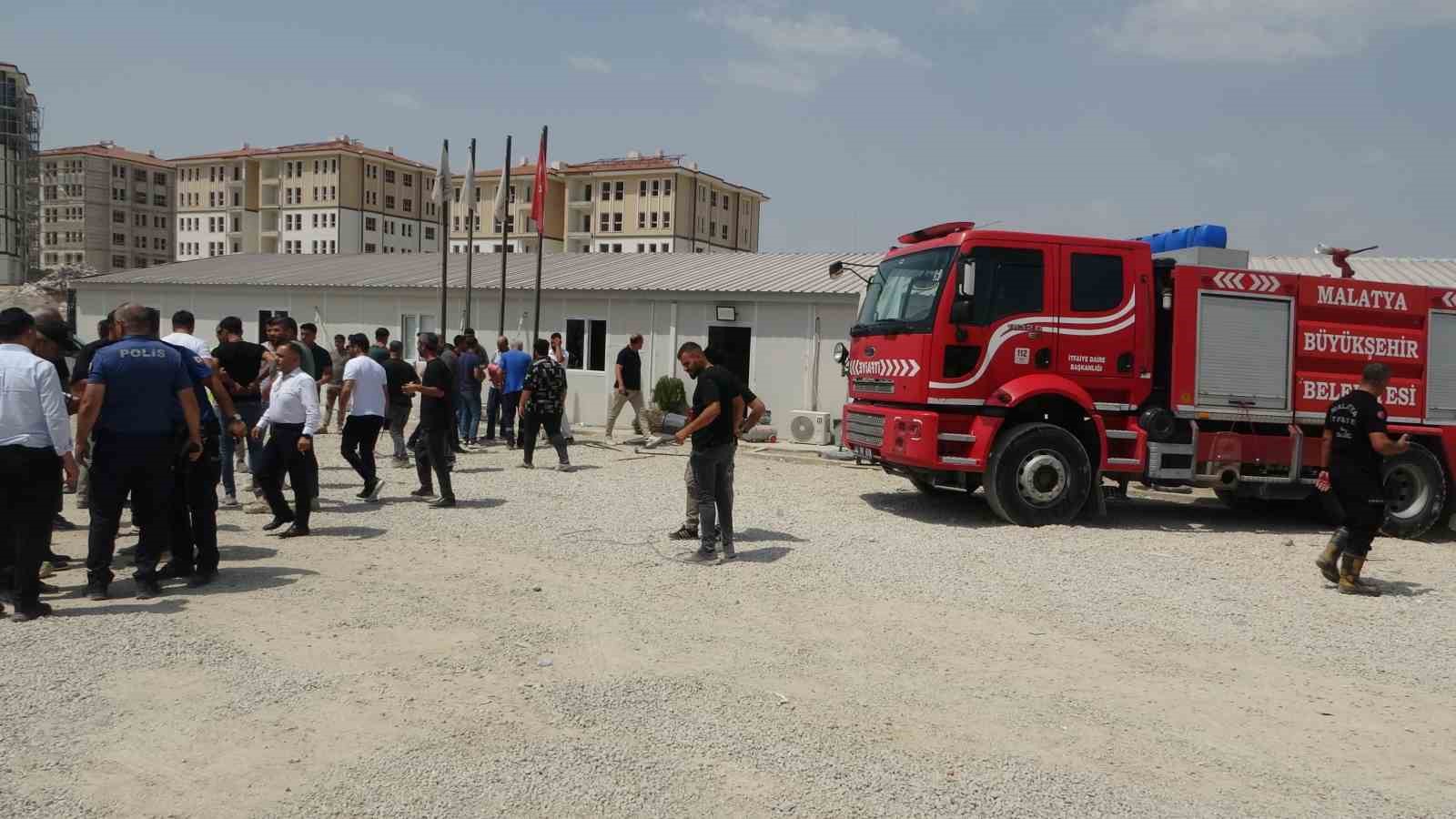 Malatya&rsquo;da şantiyede silahlı-bı&ccedil;aklı kavga: 2&rsquo;si ağır 7 yaralı
