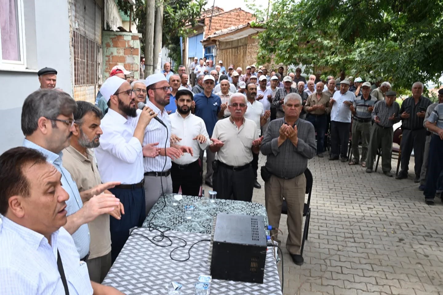 Salihli’nin tarihi mahallesinde eller yağmur için semaya açıldı