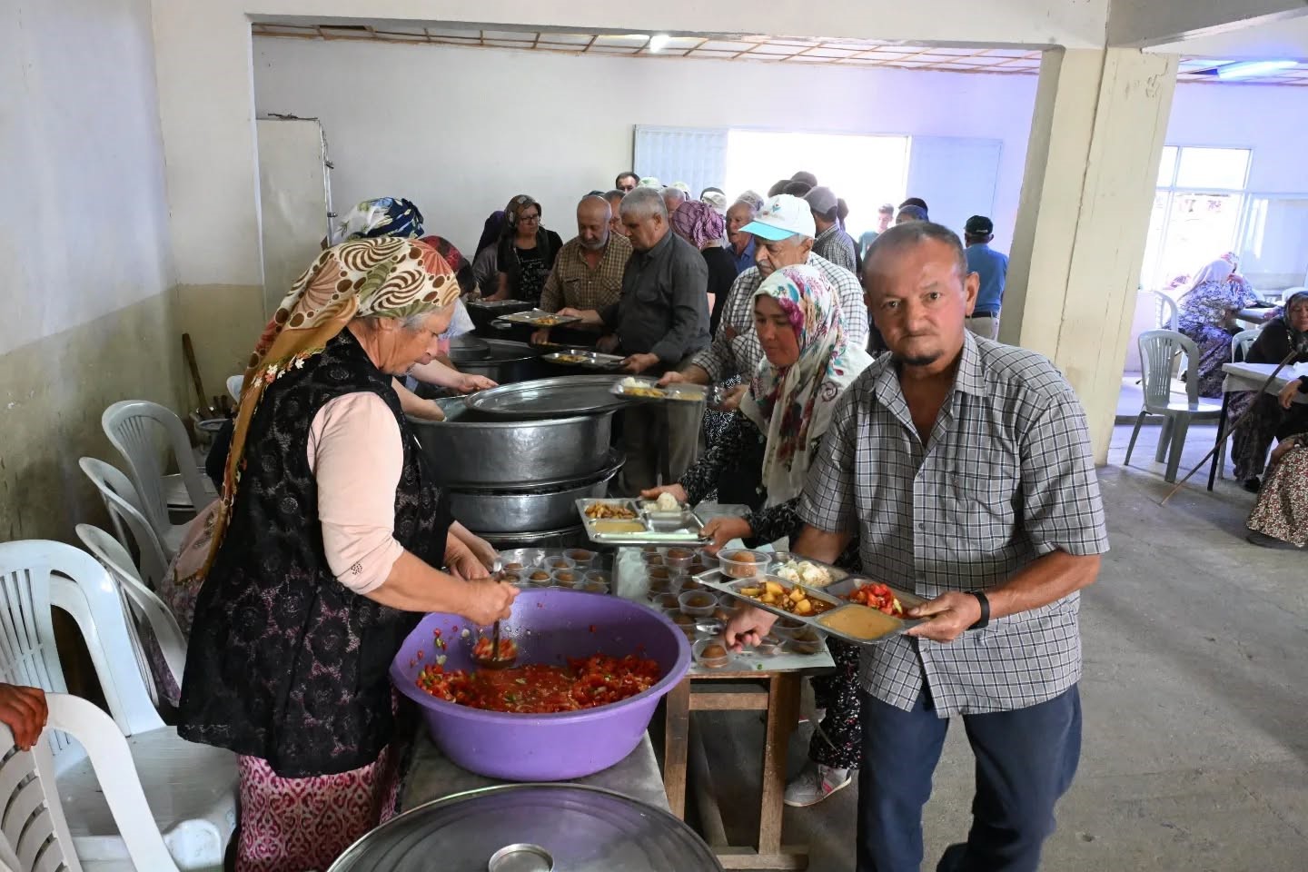Salihli&rsquo;nin tarihi mahallesinde eller yağmur i&ccedil;in semaya a&ccedil;ıldı

