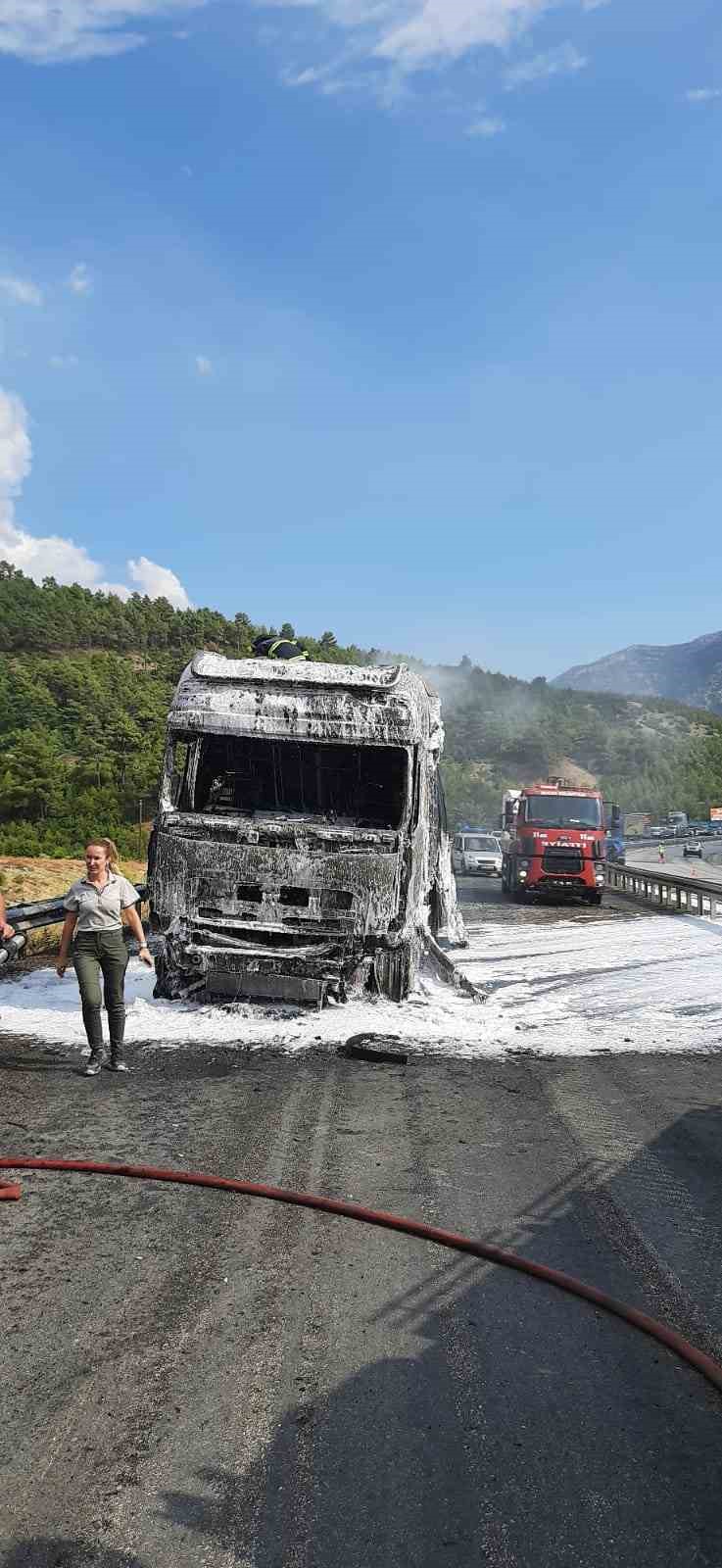 Burdur&rsquo;da seyir halindeyken alev alan tır k&uuml;le d&ouml;nd&uuml;
