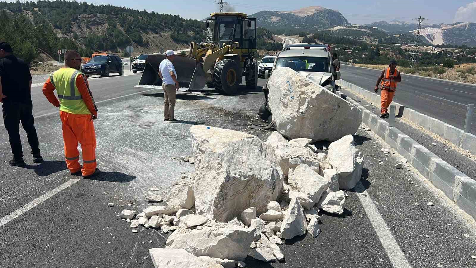 Tırdan düşen mermer bloğuna çarpan otomobilin sürücüsü yaralandı