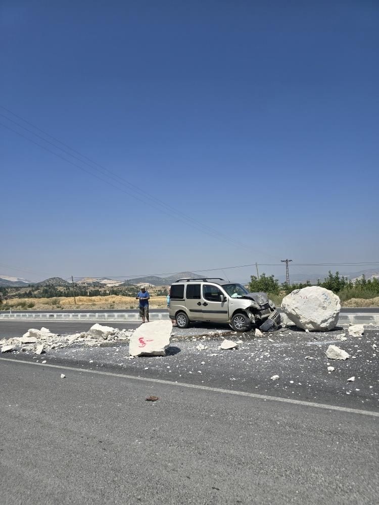 Tırdan düşen mermer bloğuna çarpan otomobilin sürücüsü yaralandı