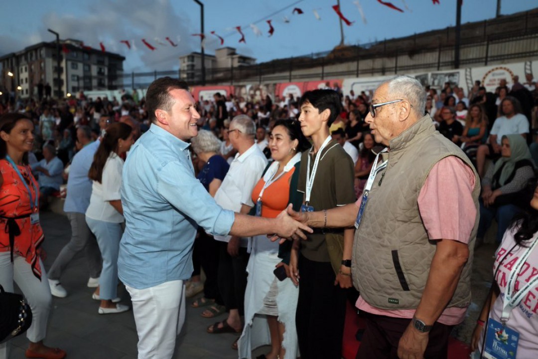 Uluslararası halk dansları g&ouml;sterileri Silivri&rsquo;de renkli g&ouml;r&uuml;nt&uuml;lere sahne oldu
