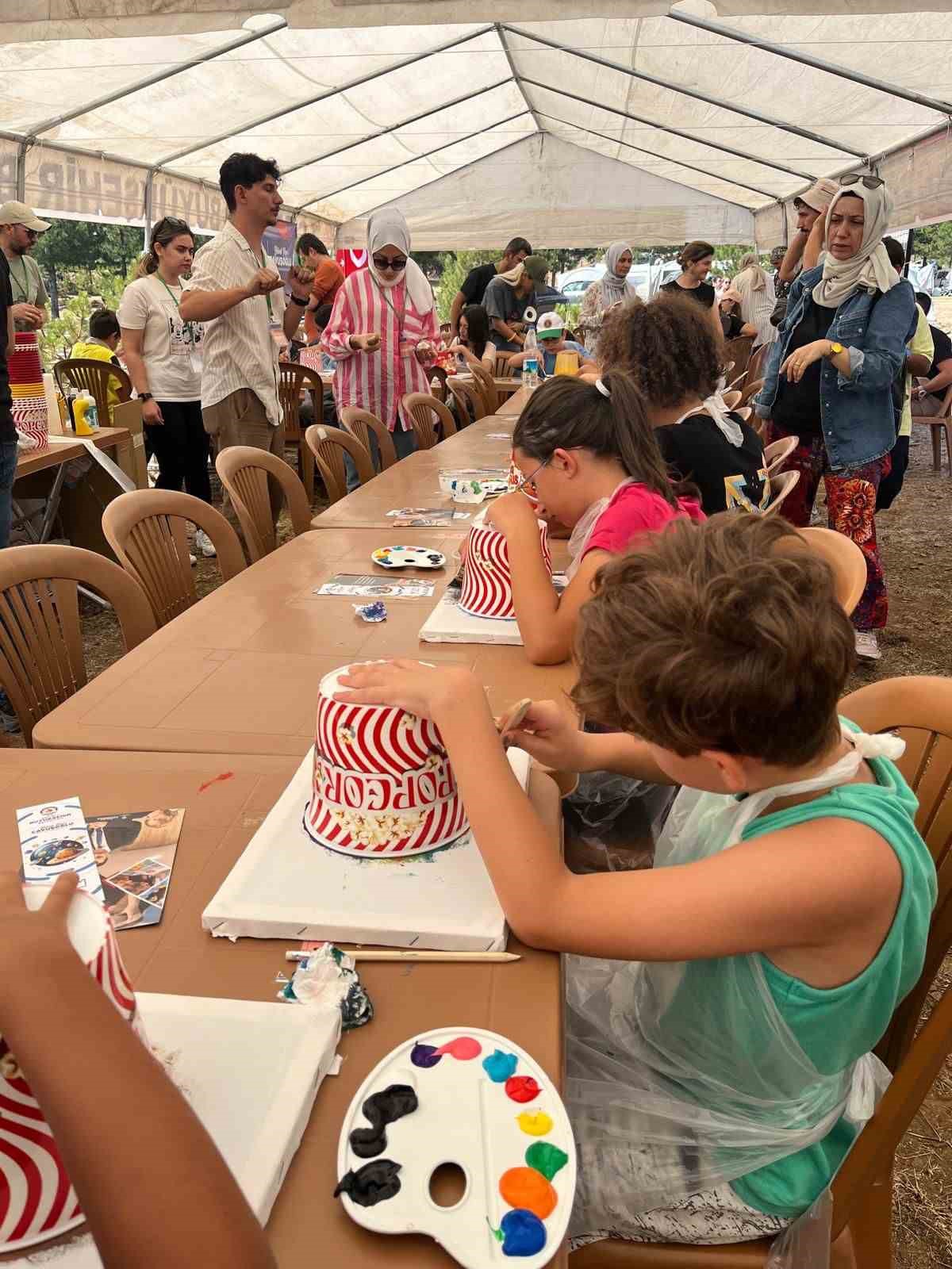 &Ccedil;ocuklar Sandras&rsquo;ta uzayın gizemlerini keşfetti
