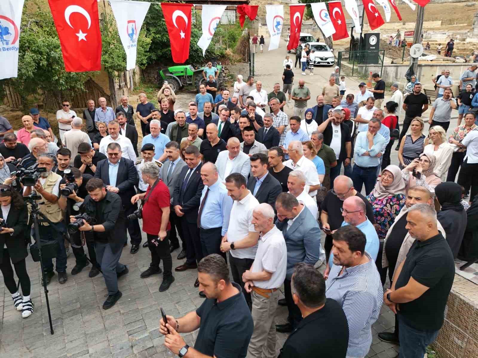 "Dünya Düzce Günleri" açılışı Konuralp Gazi Türbesi önünde yapıldı