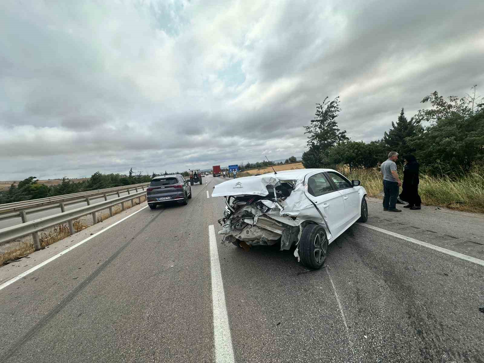 Amasya’da otomobil tıra çarptı
