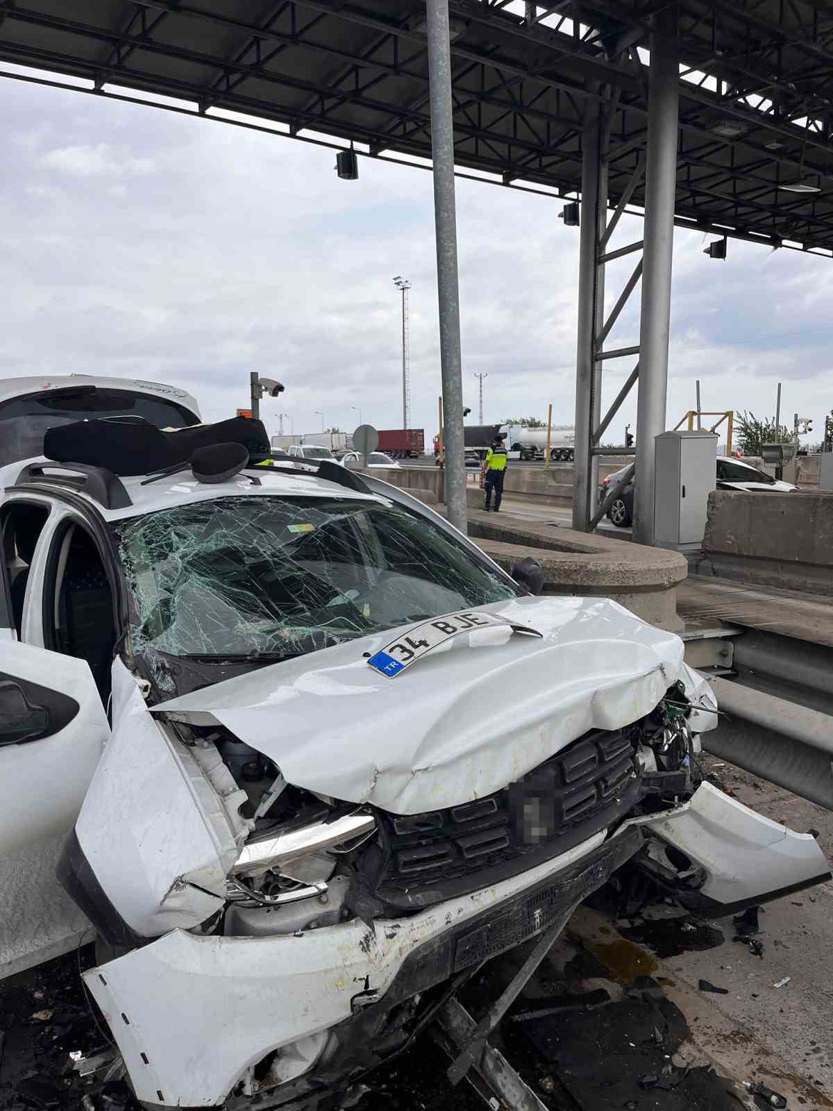 Otoyol gişesinde feci kaza: 1 &ouml;l&uuml;, 4 yaralı
