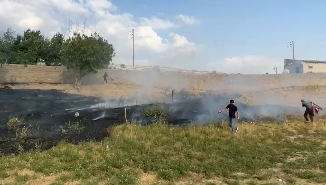 Y&uuml;ksekova&rsquo;da &ccedil;ıkan anız yangını s&ouml;nd&uuml;r&uuml;ld&uuml;

