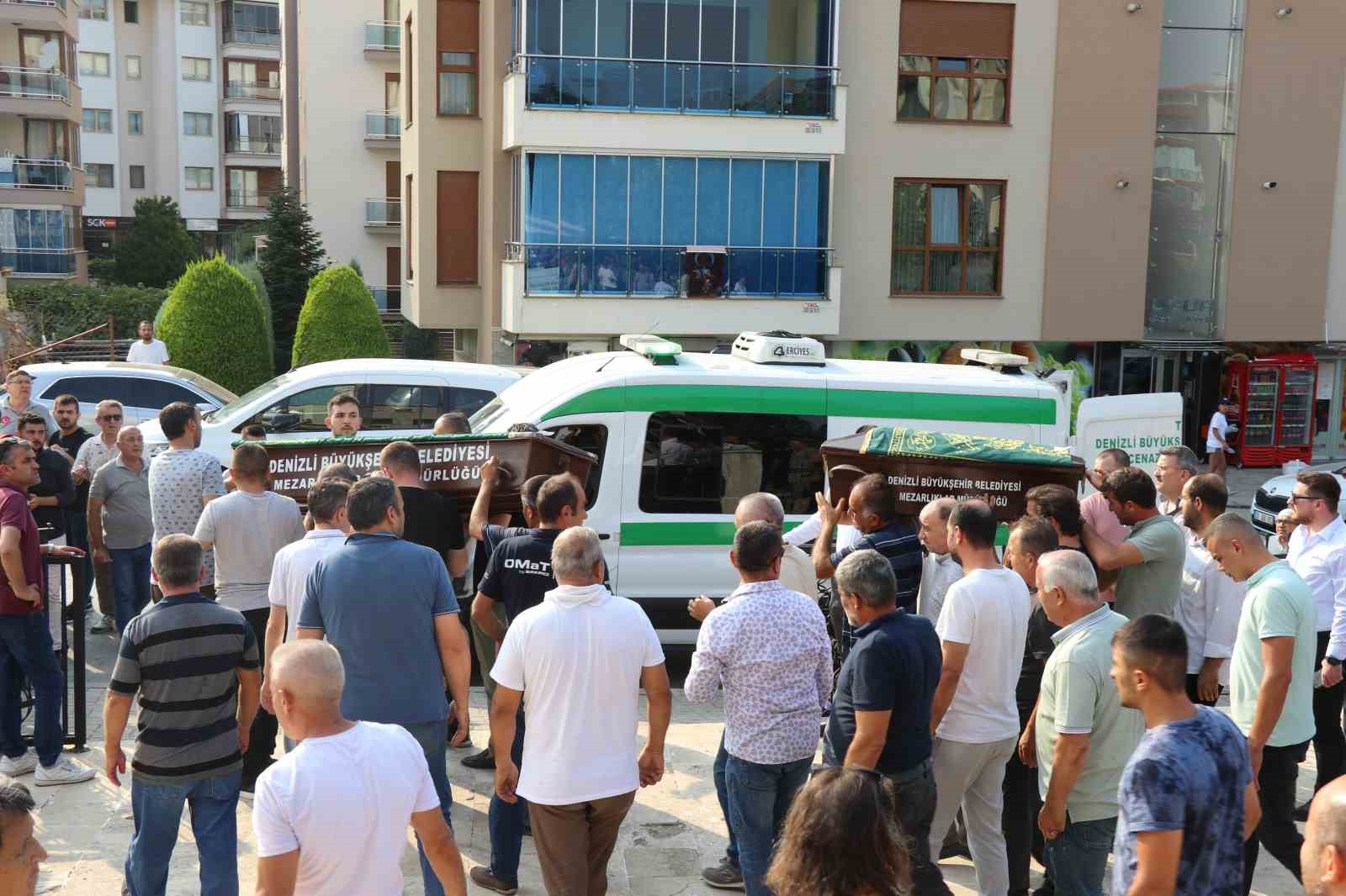 Polis eşi tarafından uykuda &ouml;ld&uuml;r&uuml;len anne ve 2 &ccedil;ocuğu son yolculuğuna uğurlandı

