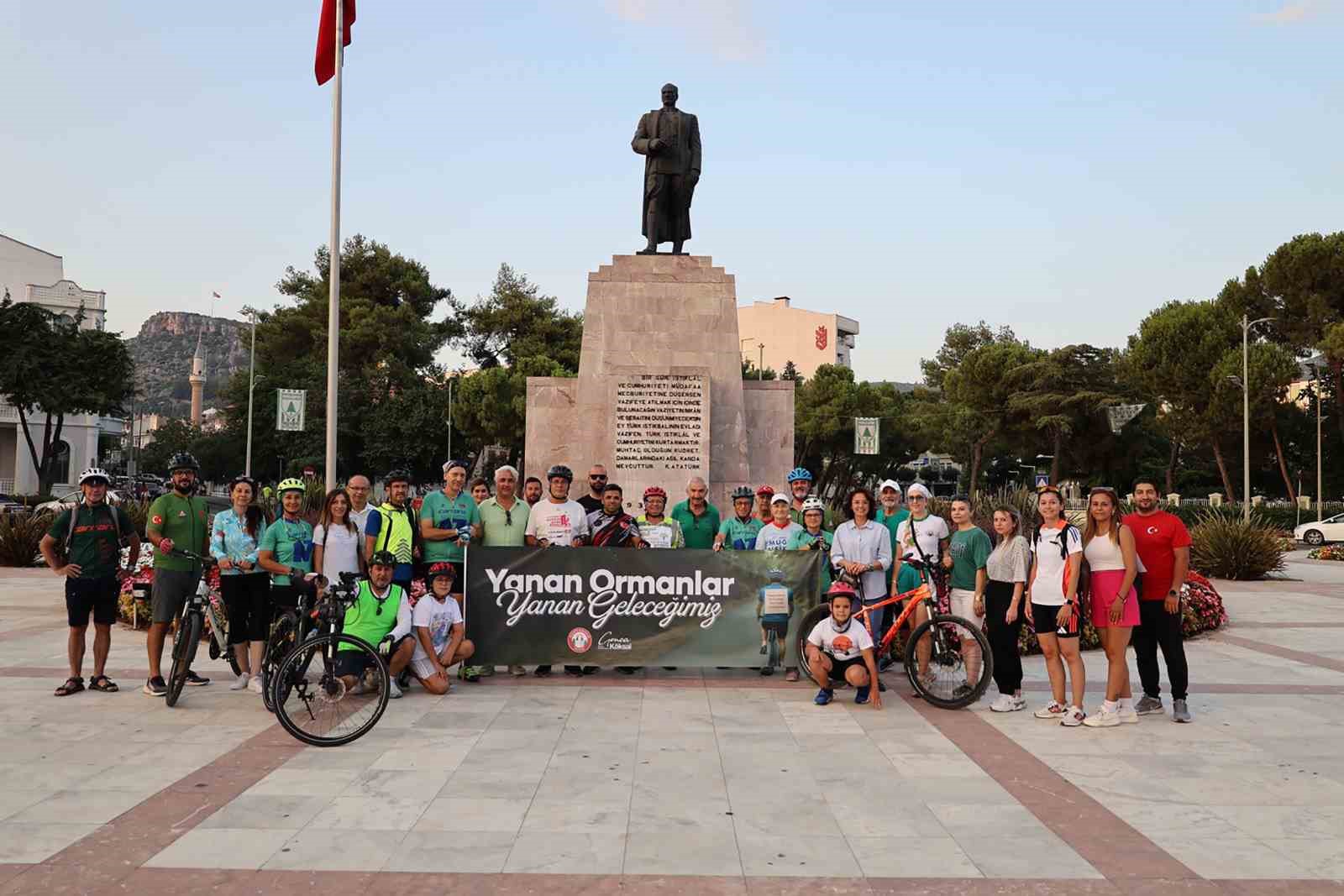 Bisikletçiler orman yangınlarına dikkat çekmek için pedalladı