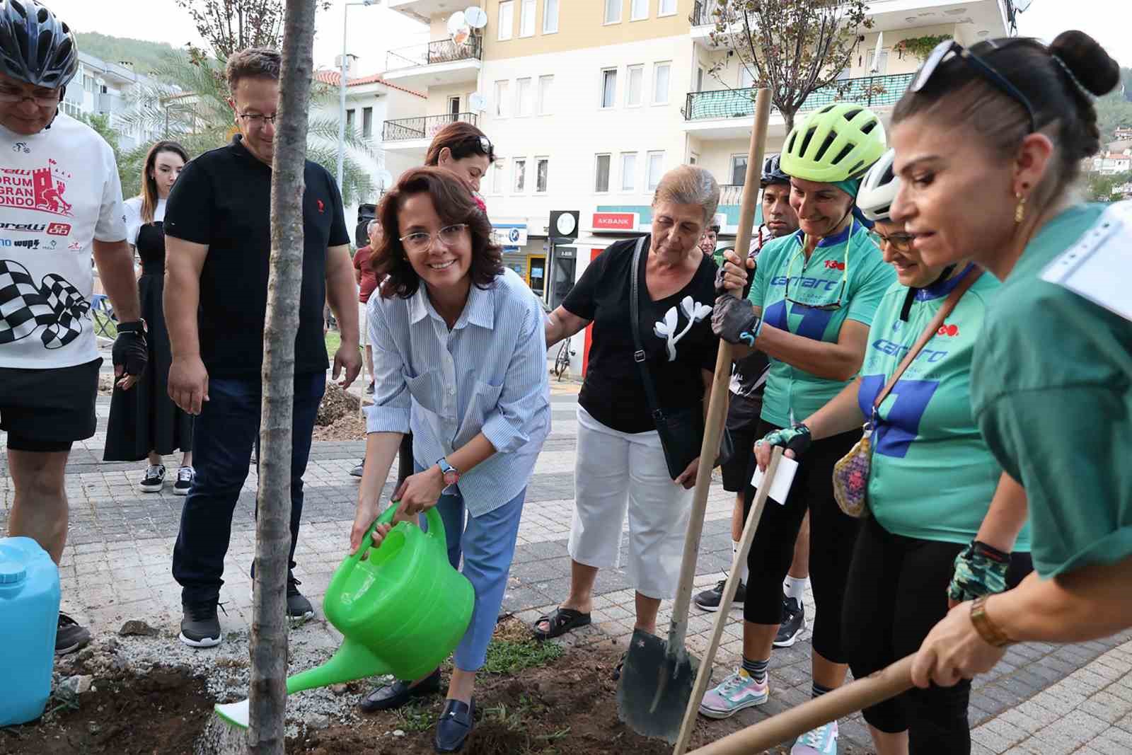 Bisiklet&ccedil;iler orman yangınlarına dikkat &ccedil;ekmek i&ccedil;in pedalladı
