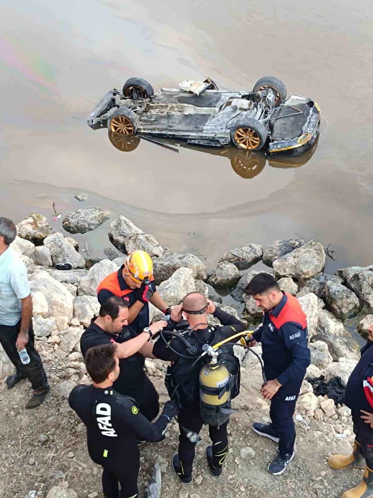 Sulak alana u&ccedil;an otomobilden &ccedil;ıkarılan 3 kişi hastaneye kaldırıldı
