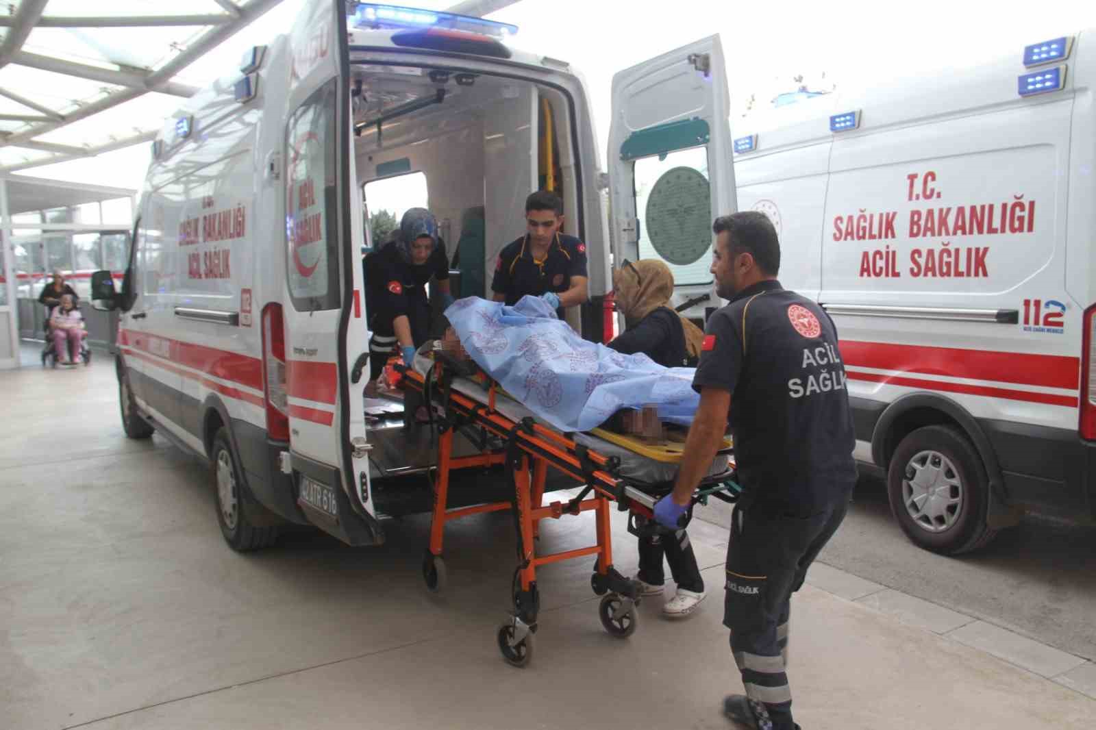 Otomobil kanala d&uuml;şt&uuml;: 3 yaralı

