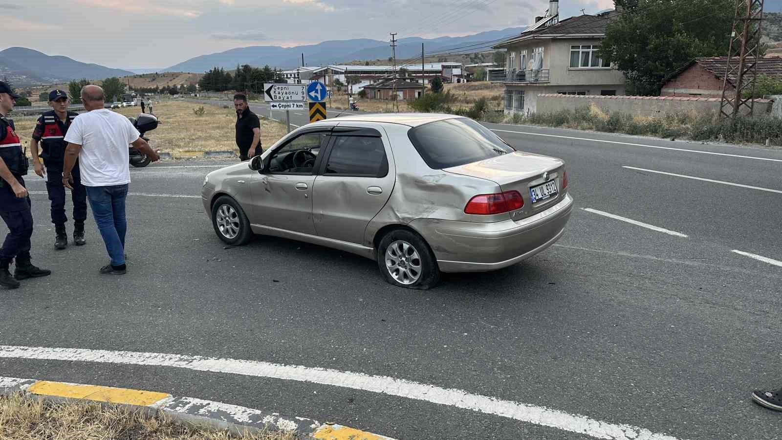 D100&rsquo;da otomobil ile &ccedil;arpışan motosiklet s&uuml;r&uuml;c&uuml;s&uuml; yaralandı
