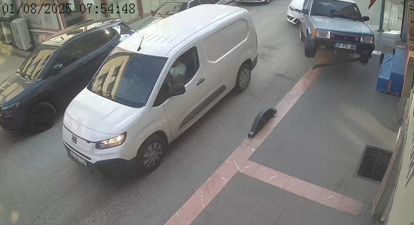 Kazaya karışan iki araç savrularak iş yerlerinin duvarına çarptı: 1 yaralı