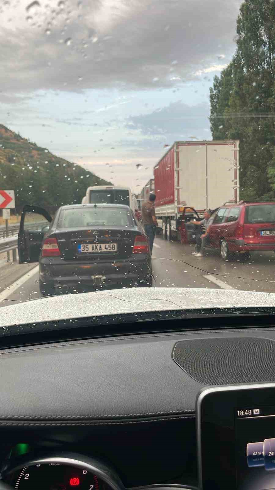 Tır, otomobili 30 metre sürükledi: Şans eseri yaralanan olmadı
