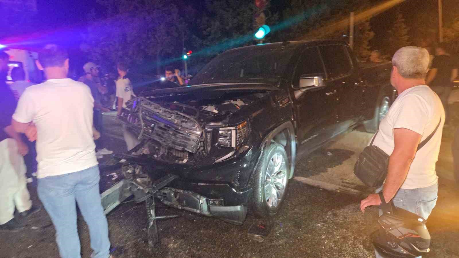 Kamyonetin &ccedil;arptığı ambulans bah&ccedil;eye u&ccedil;tu: 5 yaralı
