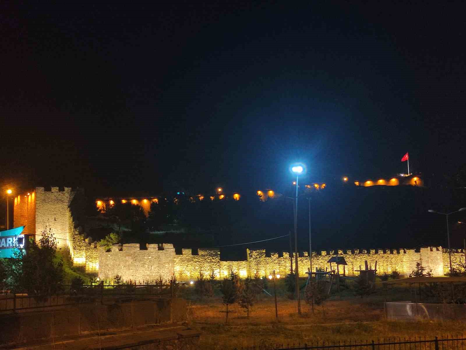 Tarihi Ardahan Kalesi ışıklandırıldı
