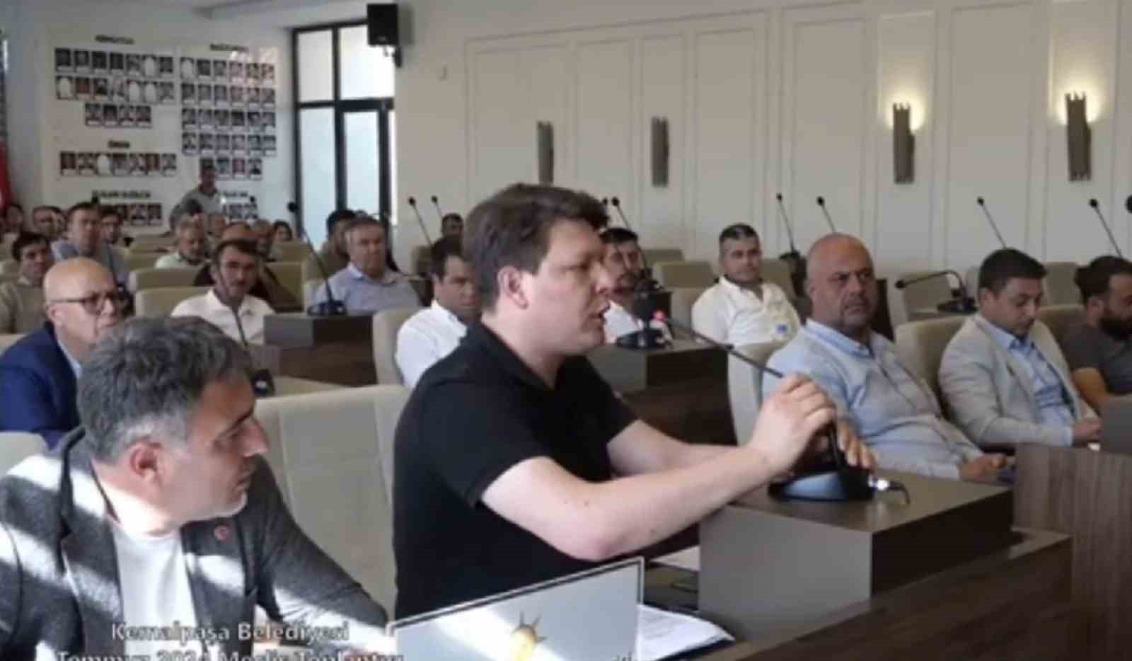 İzmir’de CHP’li Başkan ve meclis üyeleri ile AK Partili meclis üyesi arasında gerginlik
