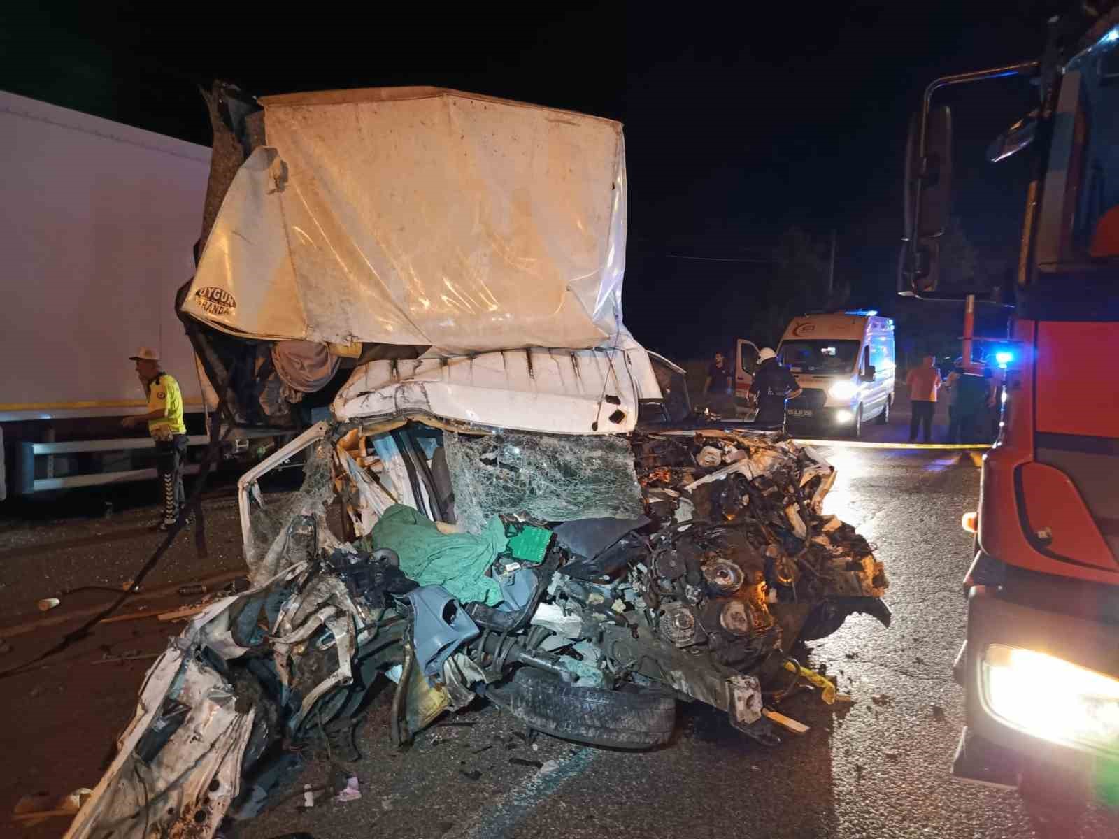 Samsun’da kamyonet park halindeki tıra çarptı: 1 ölü, 1 yaralı