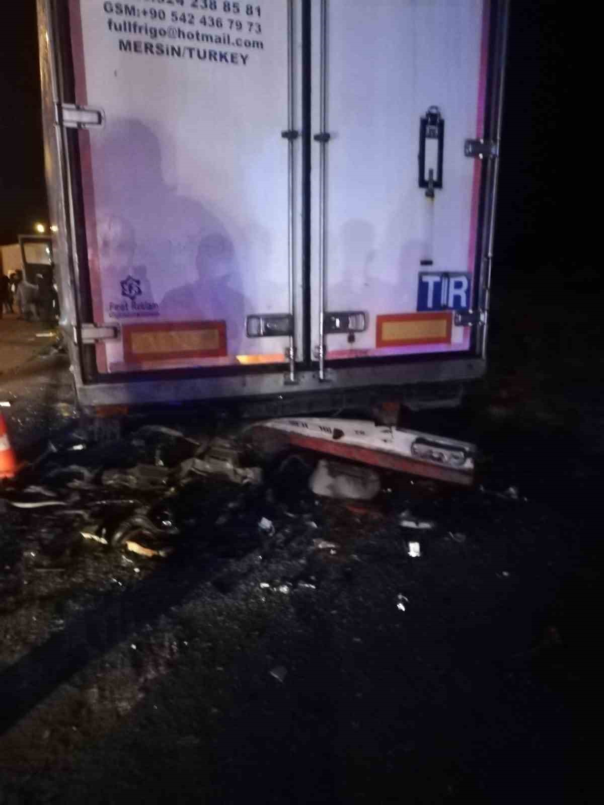 Samsun’da kamyonet park halindeki tıra çarptı: 1 ölü, 1 yaralı

