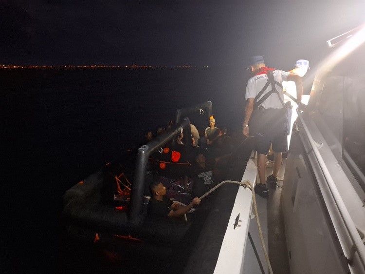 Kuşadası açıklarında 21 düzensiz göçmen kurtarıldı