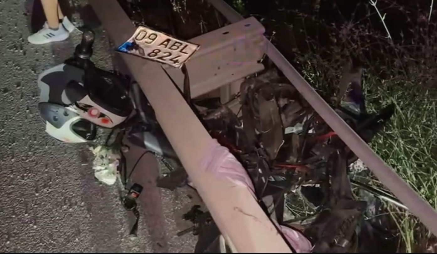 Paramparça olan motosikletin sürücüsü hatsaneye kaldırıldı