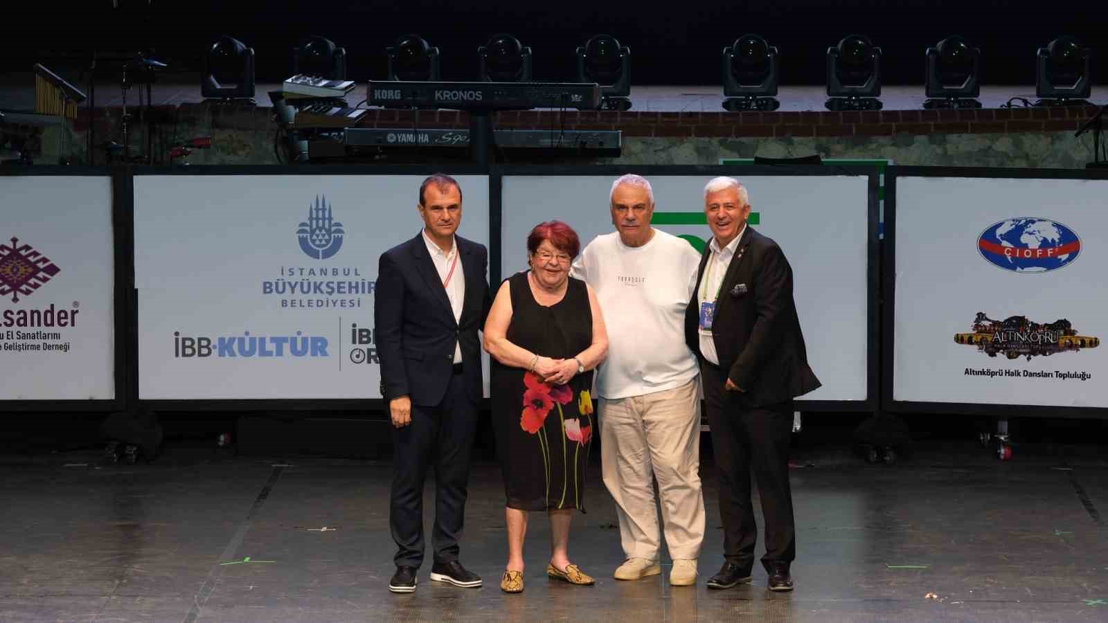 B&uuml;y&uuml;k&ccedil;ekmece&rsquo;de 2 sanat&ccedil;ıya "Yaşam Boyu Başarı &Ouml;d&uuml;l&uuml;" verildi
