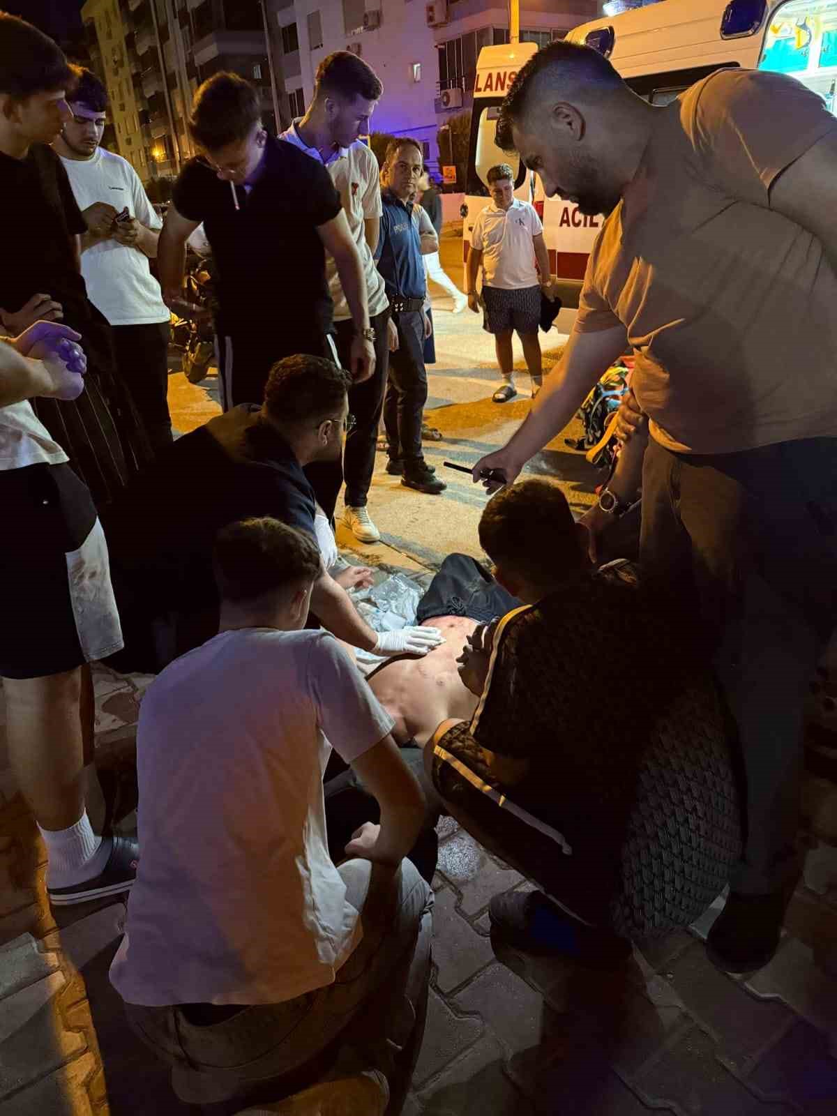 İzmir&rsquo;de bı&ccedil;aklı kavga: 1&rsquo;i ağır 2 yaralı
