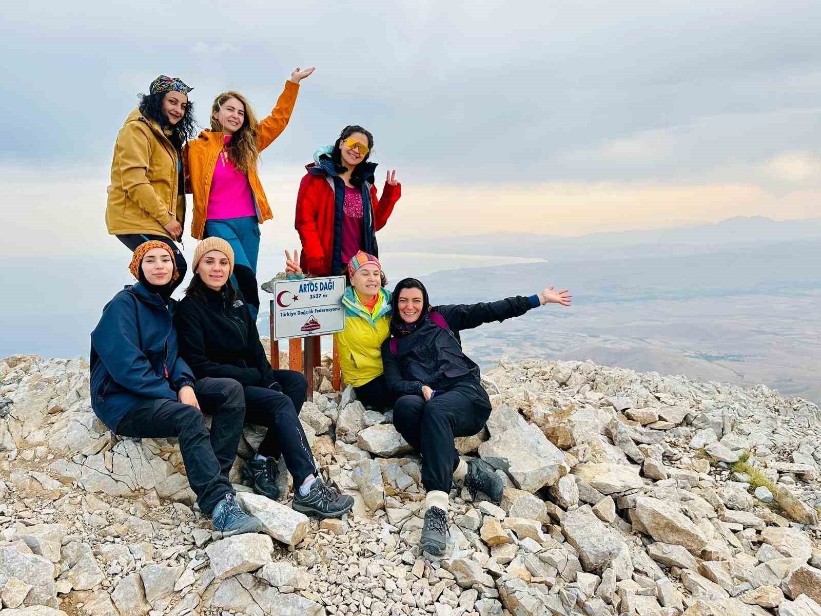 Vanlı dağcılar aynı gün Artos ve Sümbül Dağı’nda  zirve yaptı