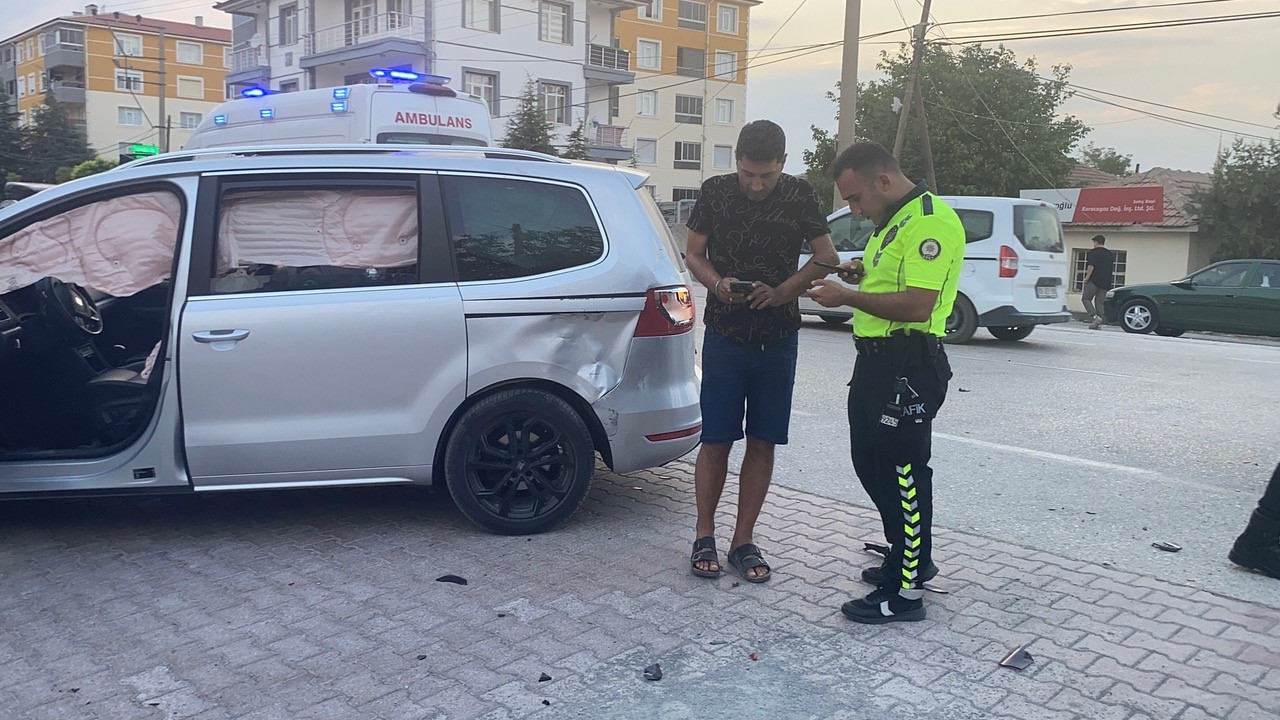 Otomobille çarpışan motosikletin sürücüsü ağır yaralandı