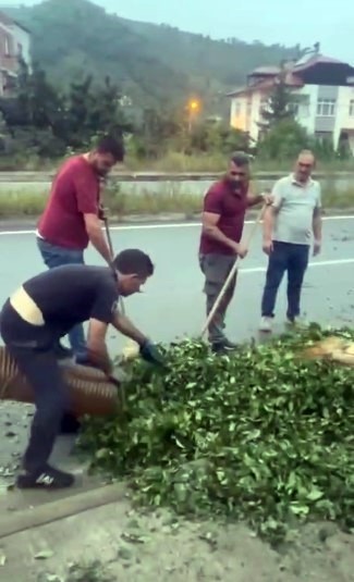 Kaza sonrası yola saçılan kamyon kasasındaki 10 ton çayı böyle temizlediler
