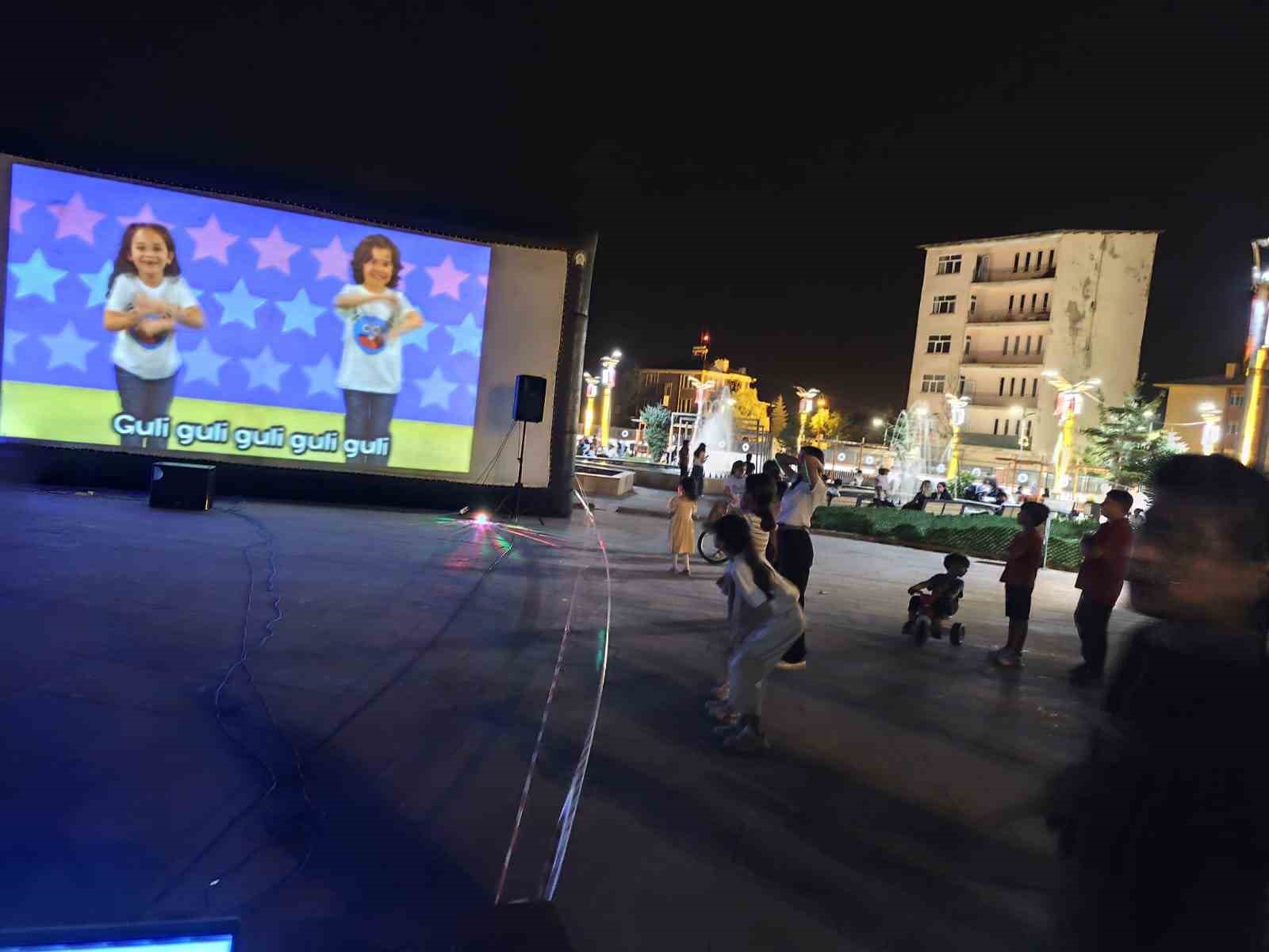 Hakkarili &ccedil;ocuklar karaoke sahnesinde h&uuml;nerlerini sergiledi
