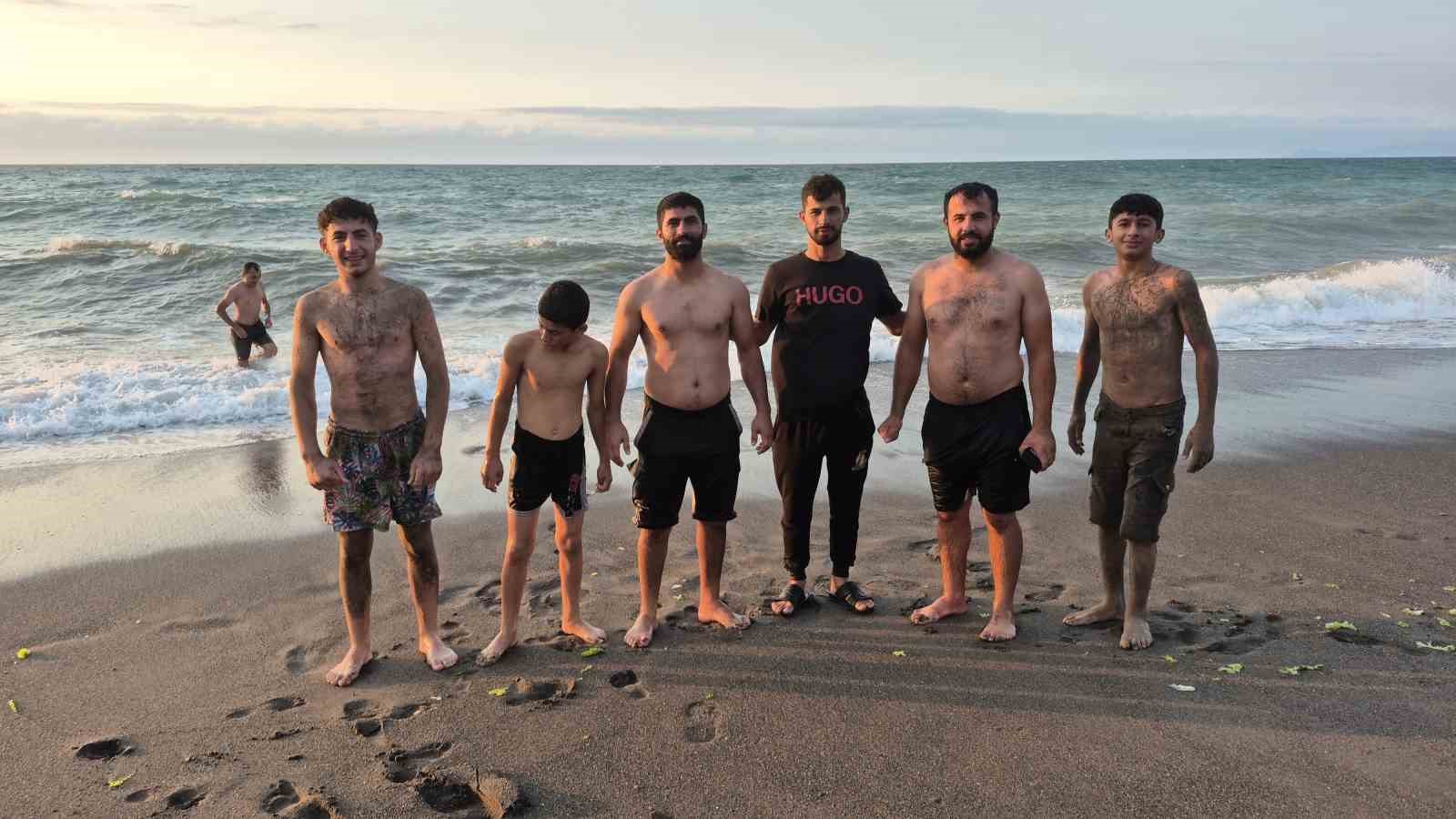 Mardin’in sıcağından kaçtılar kendilerini Karadeniz’in dalgalarına bıraktılar